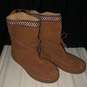 Toms moccasin boots